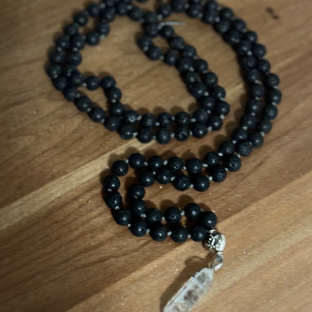Elegant Black Beaded Necklace with Crystal Charm - Picture 2 of 3